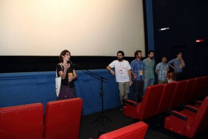 Antes da exibição, os realizadores fazem uma breve apresentação de seus filmes para o público.